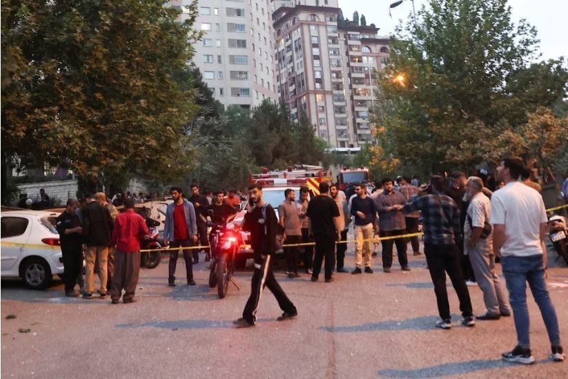 Israel tấn công Iran: IDF dự kiến chiến dịch tấn công sẽ kéo dài trong vài ngày - Hệ thống phòng không của Iran trong tình trạng báo động cao nhất - Ảnh 1.