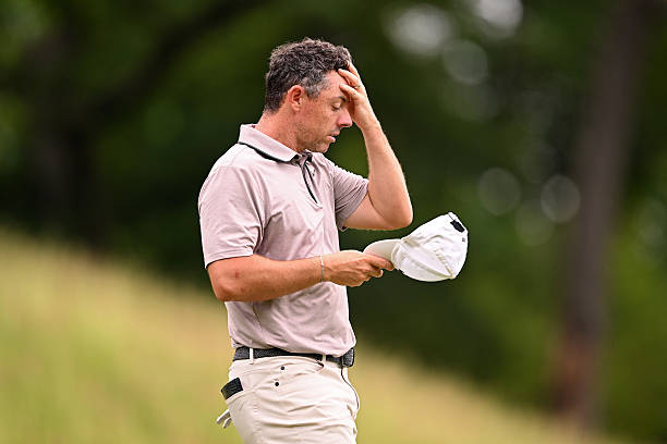 Tay golf số 2 thế giới Rory McIlroy thất vọng sau khi cần tới 4 gậy mới hoàn tất được vòng 3 của US Open. Anh gần như hết hi vọng vô địch với 220 gậy sau 3 vòng, kém người dẫn đầu tới 13 gậy Tay golf số 2 thế giới Rory McIlroy thất vọng sau khi cần tới 4 gậy mới hoàn tất được vòng 3 của US Open. Anh gần như hết hi vọng vô địch với 220 gậy sau 3 vòng, kém người dẫn đầu tới 13 gậy