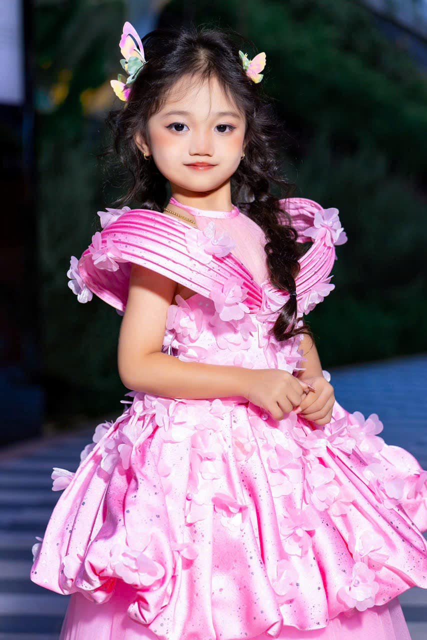 Người mẫu nhí Cherry Thiên Kim lập "cú hat-trick" tại Vietnam Beauty Fashion Awards 2025 - Ảnh 1. Người mẫu nhí Cherry Thiên Kim lập "cú hat-trick" tại Vietnam Beauty Fashion Awards 2025 - Ảnh 1.