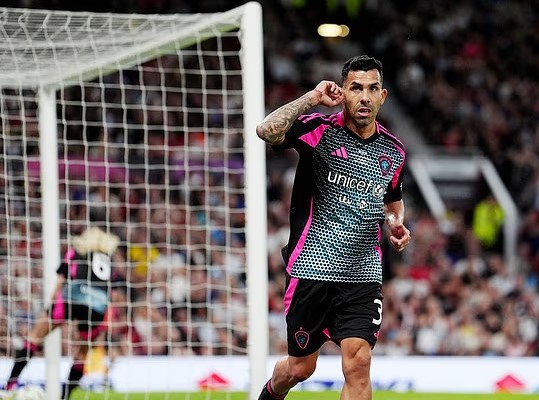 Carlos Tevez ghi 4 bàn, giúp các ngôi sao thế giới ngược dòng ngoạn mục trong ngày trở lại Old Trafford - Ảnh 1. Carlos Tevez ghi 4 bàn, giúp các ngôi sao thế giới ngược dòng ngoạn mục trong ngày trở lại Old Trafford - Ảnh 1.