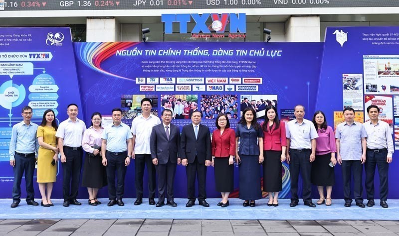 Lãnh đạo Ban Tuyên giáo và Dân vận Trung ương chúc mừng TTXVN và các Cơ quan báo chí - Ảnh 2. Lãnh đạo Ban Tuyên giáo và Dân vận Trung ương chúc mừng TTXVN và các Cơ quan báo chí - Ảnh 2.