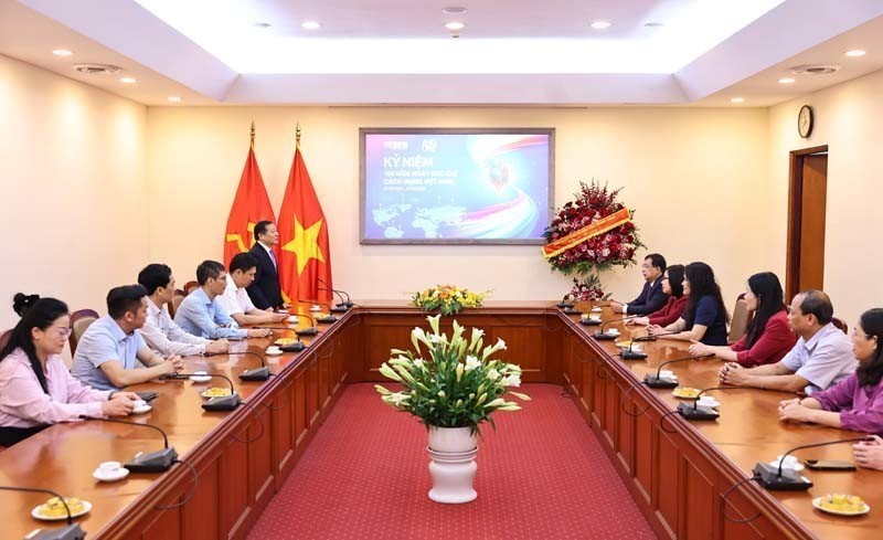 Lãnh đạo Ban Tuyên giáo và Dân vận Trung ương chúc mừng TTXVN và các Cơ quan báo chí - Ảnh 1. Lãnh đạo Ban Tuyên giáo và Dân vận Trung ương chúc mừng TTXVN và các Cơ quan báo chí - Ảnh 1.