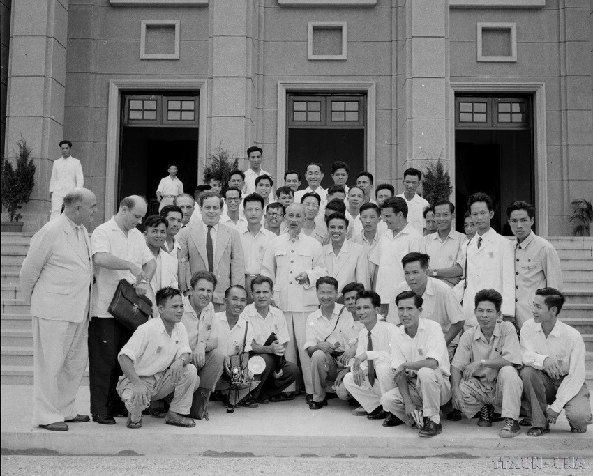 Chủ tịch Hồ Chí Minh - nhà báo lớn, người thầy vĩ đại của báo chí cách mạng Việt Nam - Ảnh 2.