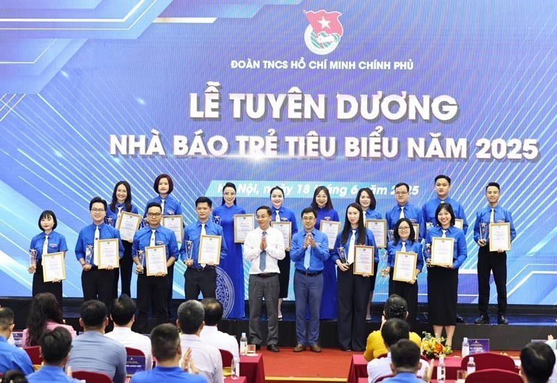 Tuyên dương 50 nhà báo trẻ tiêu biểu - Ảnh 3. Tuyên dương 50 nhà báo trẻ tiêu biểu - Ảnh 3.