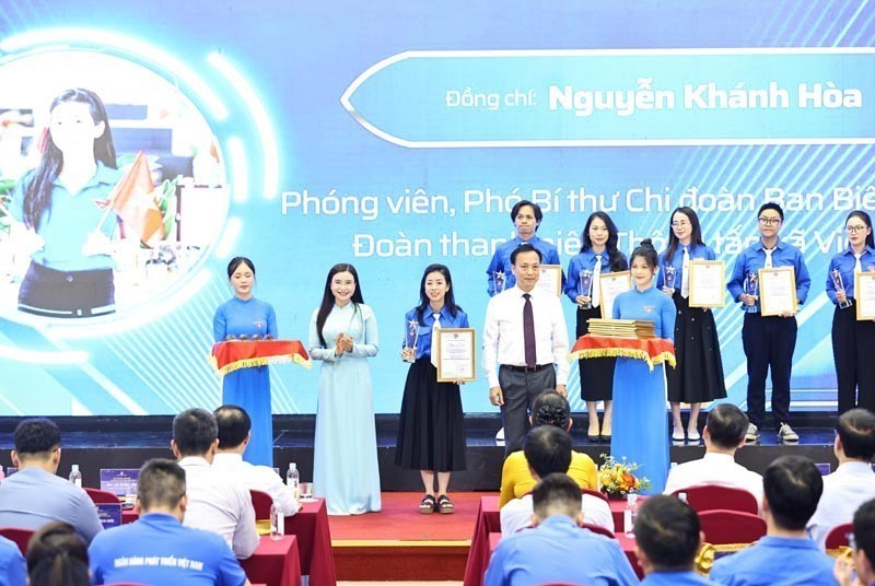 Tuyên dương 50 nhà báo trẻ tiêu biểu - Ảnh 4. Tuyên dương 50 nhà báo trẻ tiêu biểu - Ảnh 4.