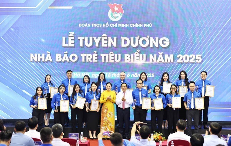 Tuyên dương 50 nhà báo trẻ tiêu biểu - Ảnh 2. Tuyên dương 50 nhà báo trẻ tiêu biểu - Ảnh 2.