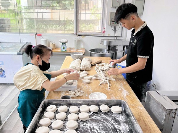 Chị Hằng biên tập - Hành trình yêu thương từ xưởng bánh đặc biệt - Ảnh 2.