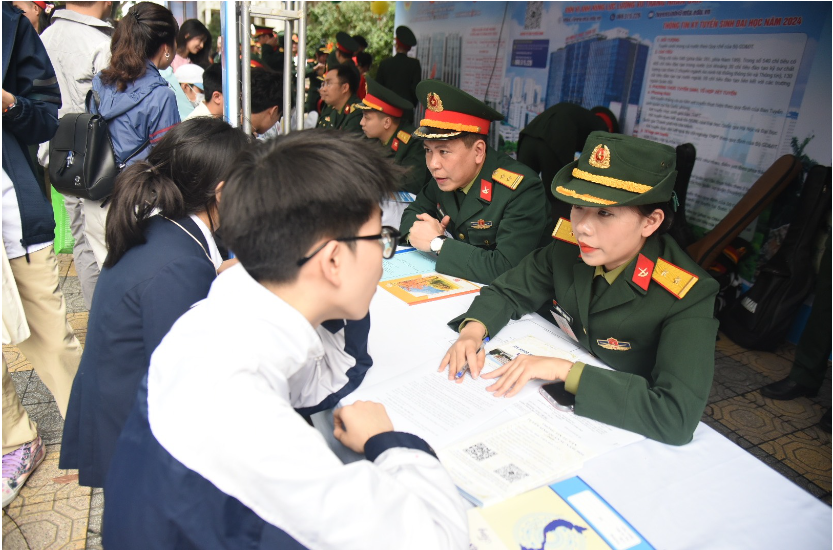 Tổng hồ sơ đủ điều kiện dự tuyển vào học viện, trường Quân đội năm 2025 tăng gần 42% - Ảnh 1.