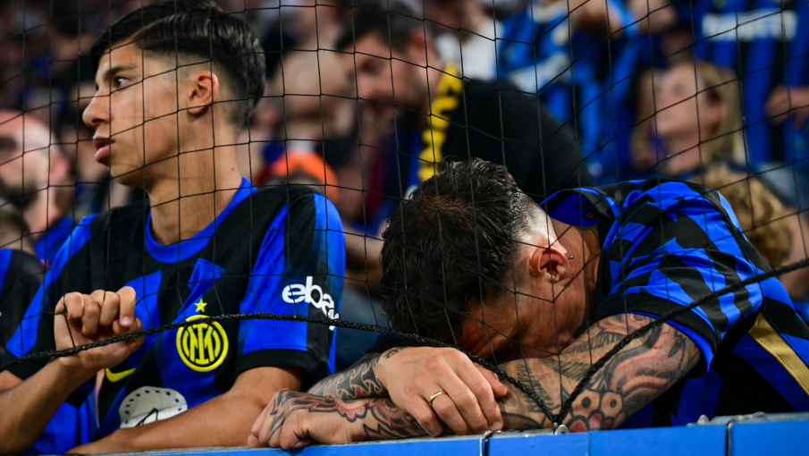 Cảnh tượng khó tin khi Inter Milan về nước: Chỉ đúng một CĐV ra sân bay đón - Ảnh 2.
