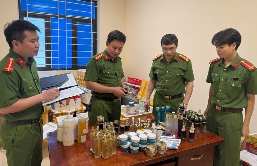 Cao điểm chống buôn lậu: Hà Nội thu giữ 5.400 sản phẩm mỹ phẩm nhập lậu - Ảnh 1.