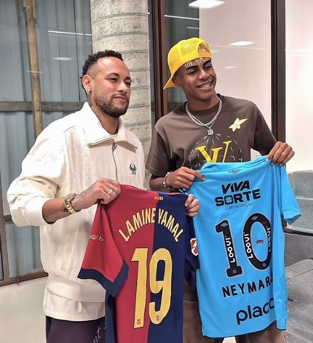 Yamal gặp Neymar sau kỳ nghỉ xa hoa cùng bạn gái tin đồn hơn 12 tuổi - Ảnh 4. Yamal gặp Neymar sau kỳ nghỉ xa hoa cùng bạn gái tin đồn hơn 12 tuổi - Ảnh 4.