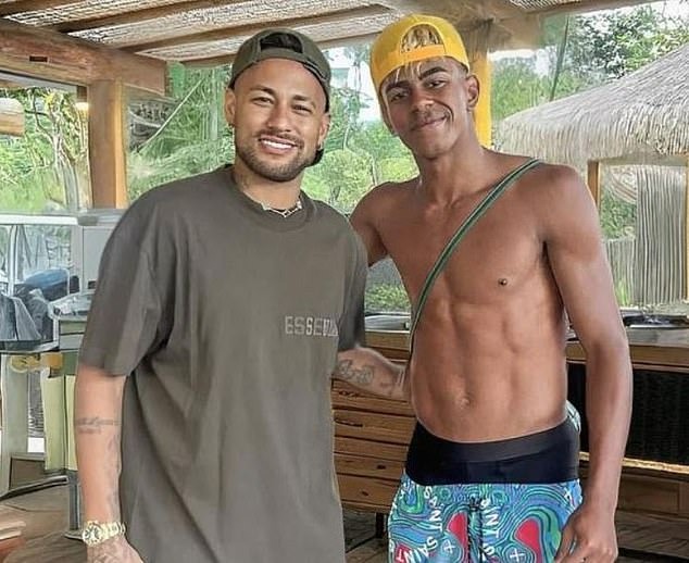 Yamal gặp Neymar sau kỳ nghỉ xa hoa cùng bạn gái tin đồn hơn 12 tuổi - Ảnh 3. Yamal gặp Neymar sau kỳ nghỉ xa hoa cùng bạn gái tin đồn hơn 12 tuổi - Ảnh 3.