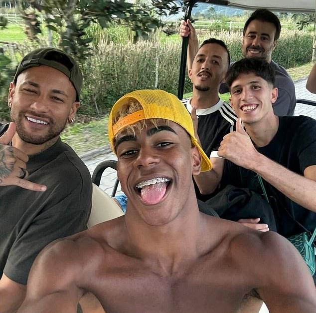 Yamal gặp Neymar sau kỳ nghỉ xa hoa cùng bạn gái tin đồn hơn 12 tuổi - Ảnh 1. Yamal gặp Neymar sau kỳ nghỉ xa hoa cùng bạn gái tin đồn hơn 12 tuổi - Ảnh 1.