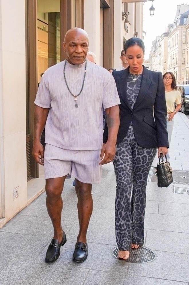 Mike Tyson dạo phố với phong cách cực ngầu ở tuổi 58 - Ảnh 1. Mike Tyson dạo phố với phong cách cực ngầu ở tuổi 58 - Ảnh 1.