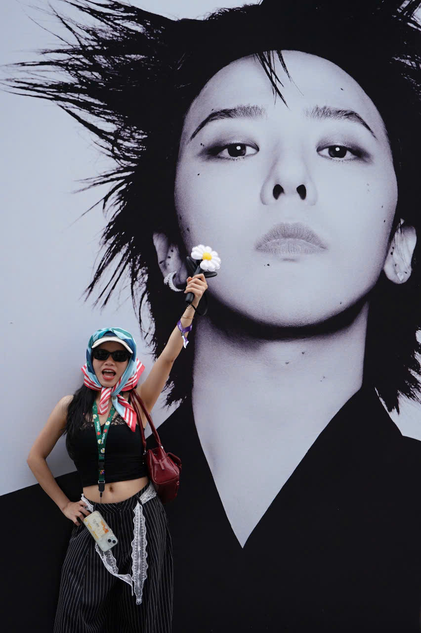 Chị Hằng biên tập - Fan háo hức trước giờ G chờ G-Dragon, CL trình diễn tại SVĐ Mỹ Đình - Ảnh 1. Chị Hằng biên tập - Fan háo hức trước giờ G chờ G-Dragon, CL trình diễn tại SVĐ Mỹ Đình - Ảnh 1.
