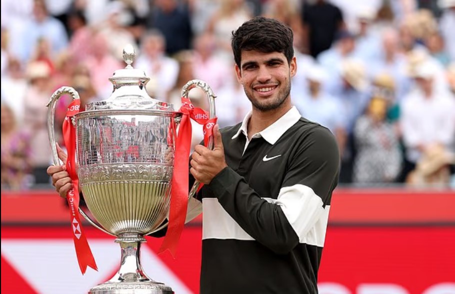 Carlos Alcaraz có thêm một chức vô địch, gửi đi thông điệp tới đối thủ trước thềm Wimbledon - Ảnh 2.