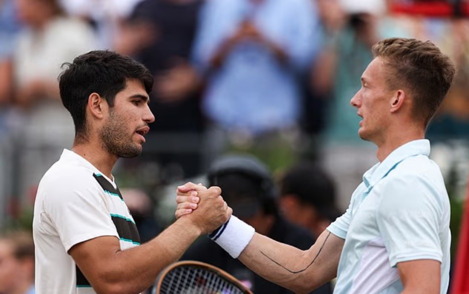 Carlos Alcaraz có thêm một chức vô địch, gửi đi thông điệp tới đối thủ trước thềm Wimbledon - Ảnh 1.