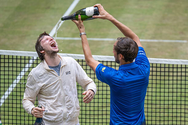 Alcaraz vô địch Queen’s Club, Medvedev gây thất vọng trước thềm Wimbledon 2025 - Ảnh 4. Alcaraz vô địch Queen’s Club, Medvedev gây thất vọng trước thềm Wimbledon 2025 - Ảnh 4.