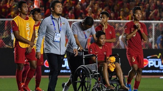 Cầu thủ Indonesia ngồi xe lăn sau va chạm với Văn Hậu đã giải nghệ ở tuổi 30, trở thành ông chủ  - Ảnh 2.