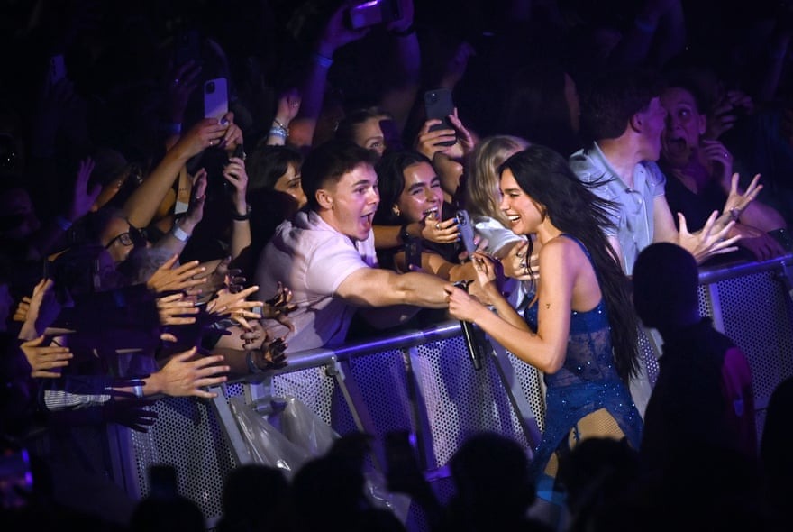 Dua Lipa và đêm diễn &quot;chờ đợi cả cuộc đời&quot; - Ảnh 1.