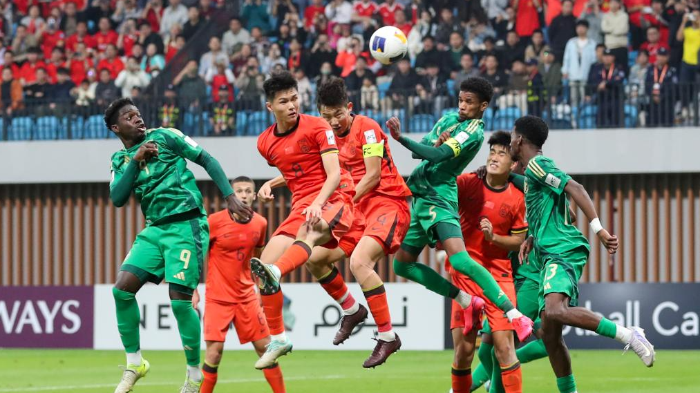 AFC ra án phạt cho LĐBĐ Trung Quốc khi trợ lý HLV có hành động quay lén đối thủ