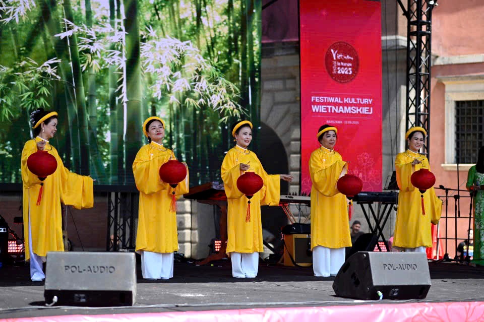 Tuần Văn hóa - Du lịch Việt Nam tại Ba Lan: Kể chuyện bản sắc, hút triệu trái tim. - Ảnh 5. Tuần Văn hóa - Du lịch Việt Nam tại Ba Lan: Kể chuyện bản sắc, hút triệu trái tim. - Ảnh 5.
