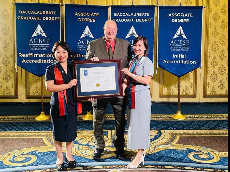 Tổ chức Kiểm định ACBSP - Hoa Kỳ trao Chứng nhận cho Trường Đại học Kinh tế - ĐHQGHN - Ảnh 1.