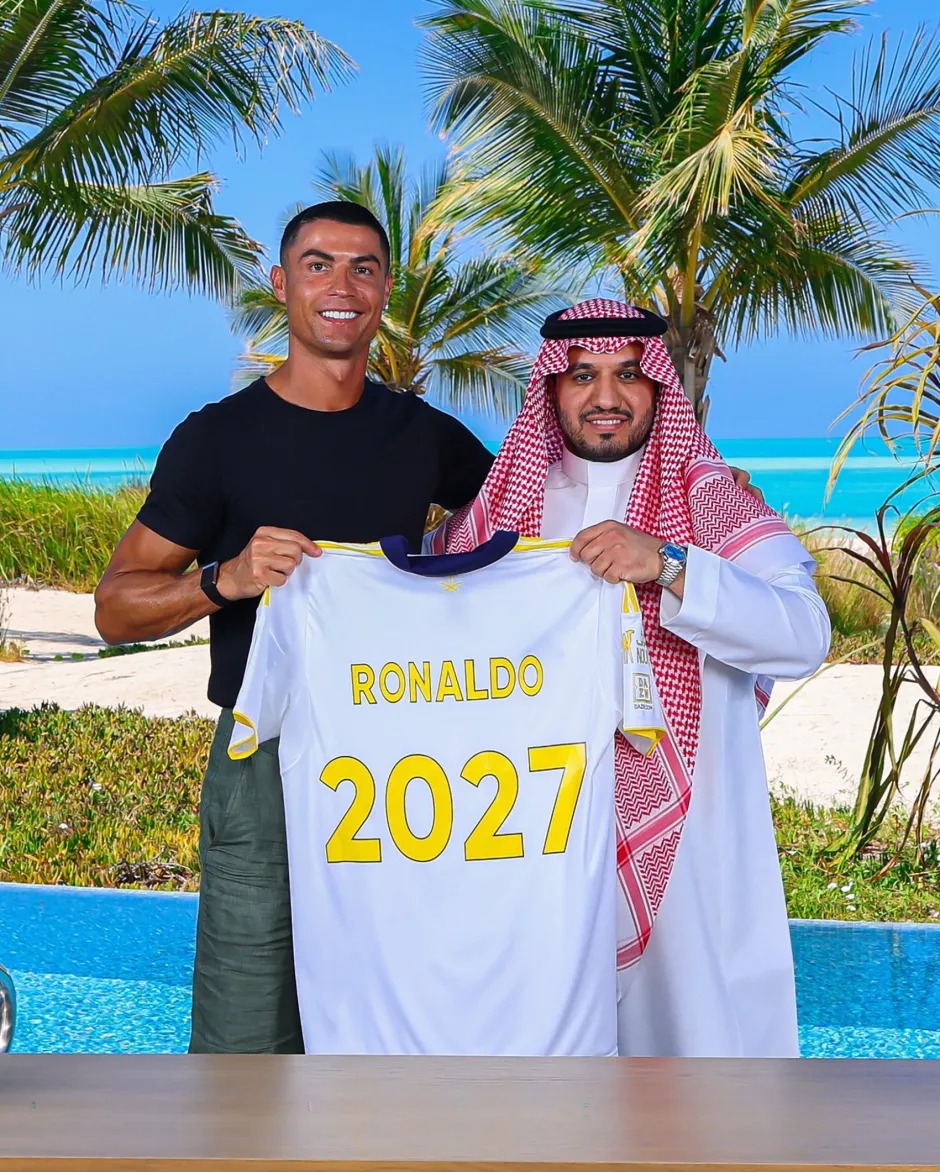 Ronaldo chính thức đặt bút kí vào bản hợp đồng 'khủng nhất' trong thế giới thể thao - Ảnh 1.