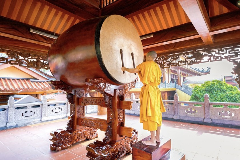 Sáng 1/7, 18.491 ngôi chùa trong cả nước đồng loạt cử ba hồi chuông, trống cầu nguyện Quốc thái dân an - Ảnh 1.