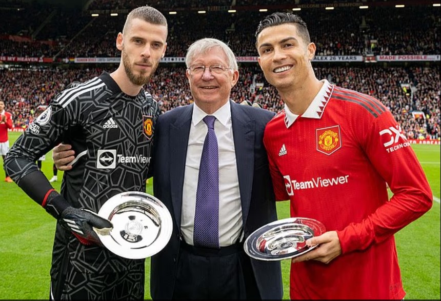 Ronaldo bị đồng đội cũ 'đá xoáy' sau bản hợp đồng khủng với đội bóng châu Á - Ảnh 2.