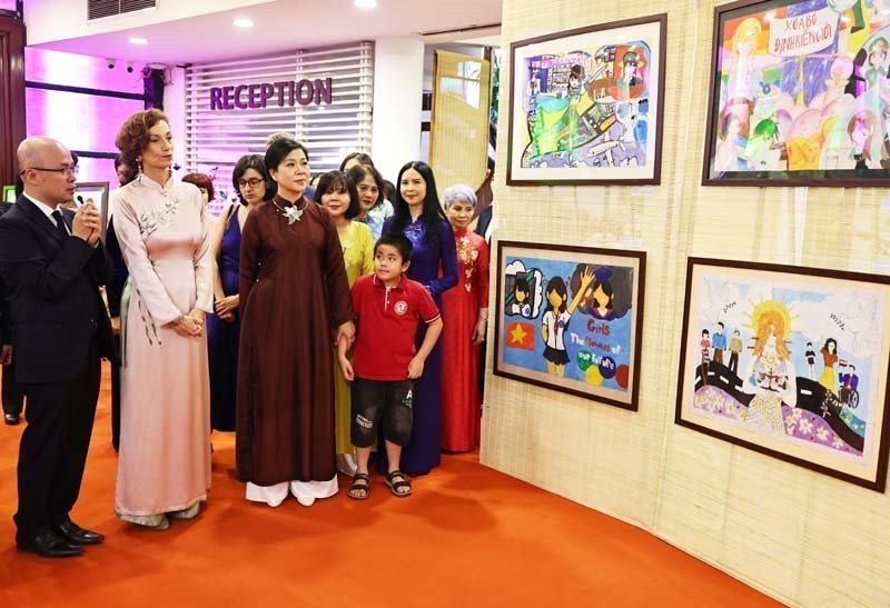 Phu nhân Tổng Bí thư Tô Lâm và Tổng Giám đốc UNESCO Audrey Azoulay dự Triển lãm &quot;Chúng tôi CÓ THỂ&quot; - Ảnh 3.