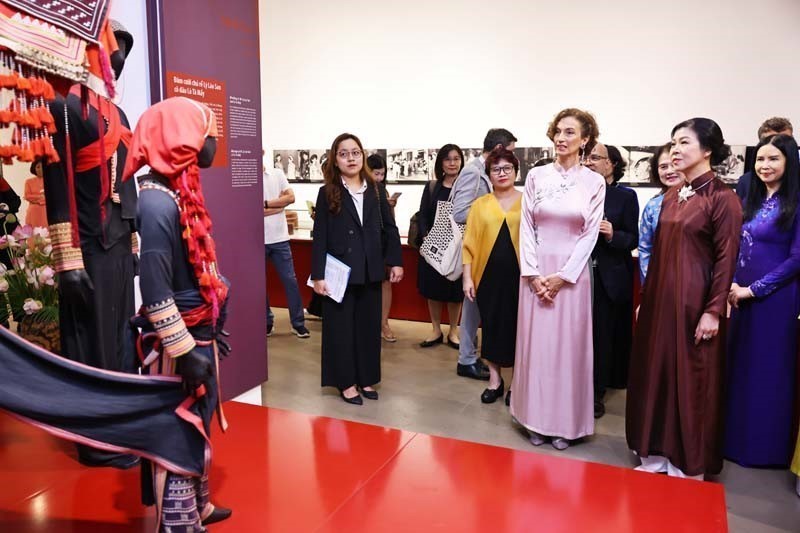 Phu nhân Tổng Bí thư Tô Lâm và Tổng Giám đốc UNESCO Audrey Azoulay dự Triển lãm &quot;Chúng tôi CÓ THỂ&quot; - Ảnh 4.