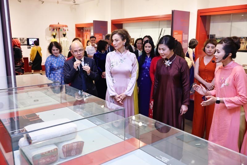 Phu nhân Tổng Bí thư Tô Lâm và Tổng Giám đốc UNESCO Audrey Azoulay dự Triển lãm &quot;Chúng tôi CÓ THỂ&quot; - Ảnh 5.