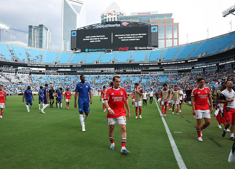 Reece James lập siêu phẩm sút phạt, trận Benfica vs Chelsea bị tạm hoãn khi chỉ còn vài phút - Ảnh 2.