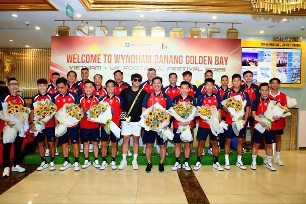 Kamito sát cánh cùng huyền thoại Manchester Reds và Việt Nam All Stars tại sự kiện thể thao quốc tế - Ảnh 2.