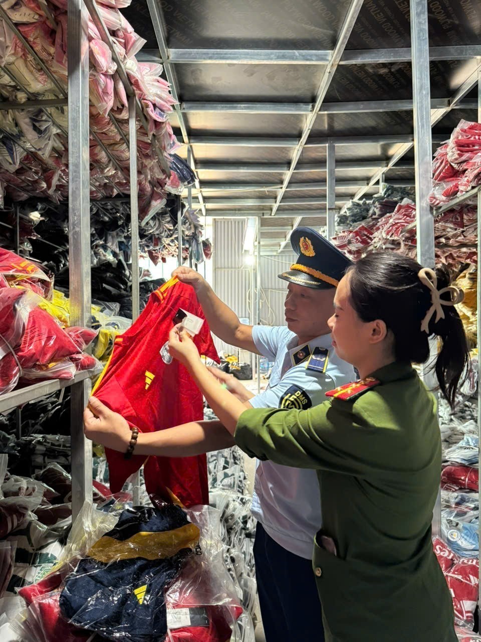 Hà Nội phát hiện hơn 35.000 bộ quần áo giả mạo nhãn hiệu - Ảnh 1.