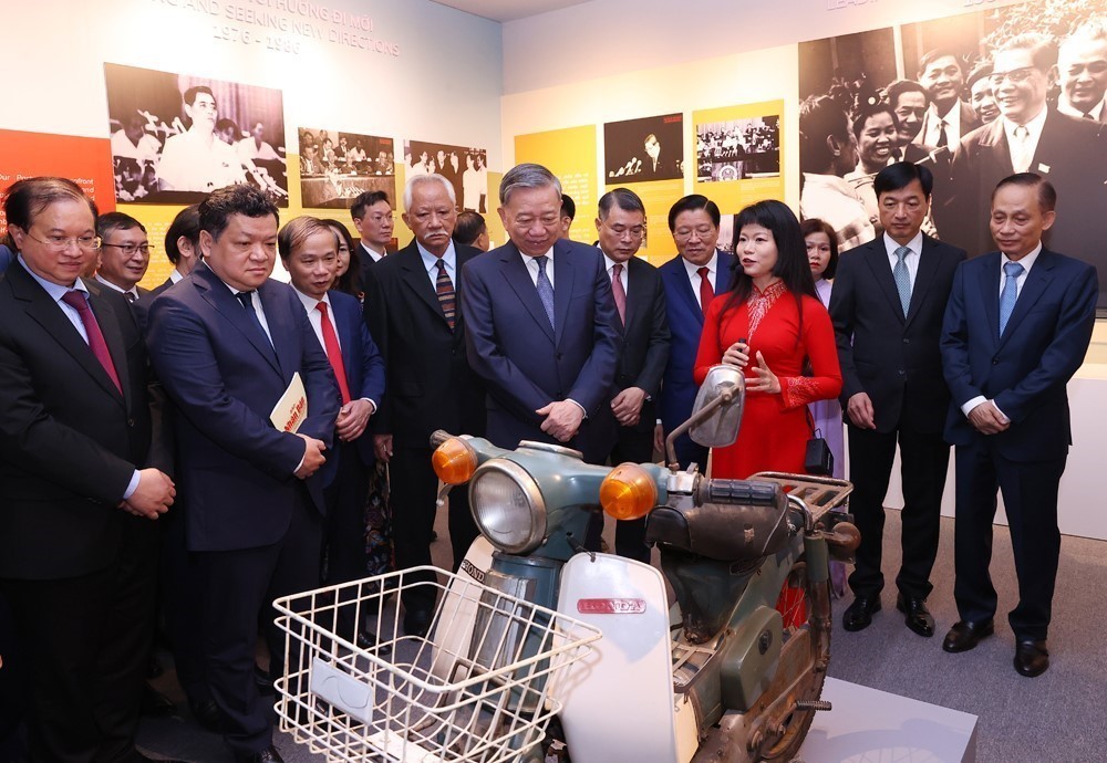 Tổng Bí thư Tô Lâm dự khai mạc Triển lãm “Tổng Bí thư Nguyễn Văn Linh - Cuộc đời và sự nghiệp” - Ảnh 15.