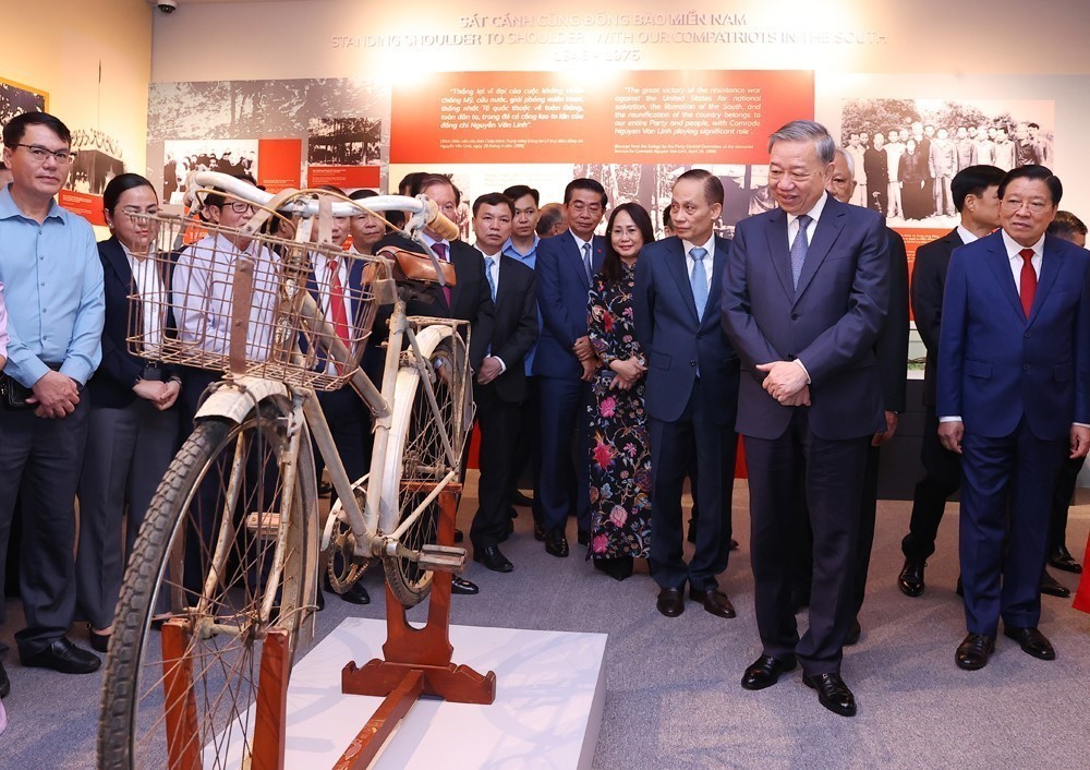 Tổng Bí thư Tô Lâm dự khai mạc Triển lãm “Tổng Bí thư Nguyễn Văn Linh - Cuộc đời và sự nghiệp” - Ảnh 14.