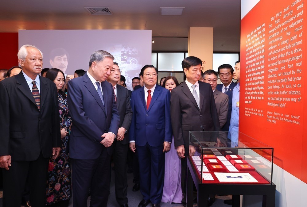 Tổng Bí thư Tô Lâm dự khai mạc Triển lãm “Tổng Bí thư Nguyễn Văn Linh - Cuộc đời và sự nghiệp” - Ảnh 13.