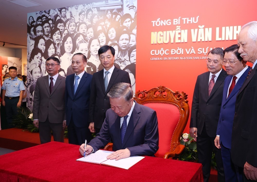 Tổng Bí thư Tô Lâm dự khai mạc Triển lãm “Tổng Bí thư Nguyễn Văn Linh - Cuộc đời và sự nghiệp” - Ảnh 18.