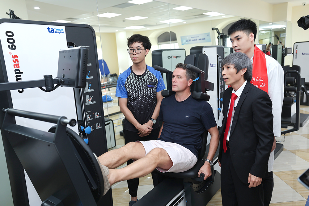 Michael Owen và đồng đội ấn tượng với dịch vụ Y học thể thao tại BVĐK Tâm Anh - Ảnh 3.