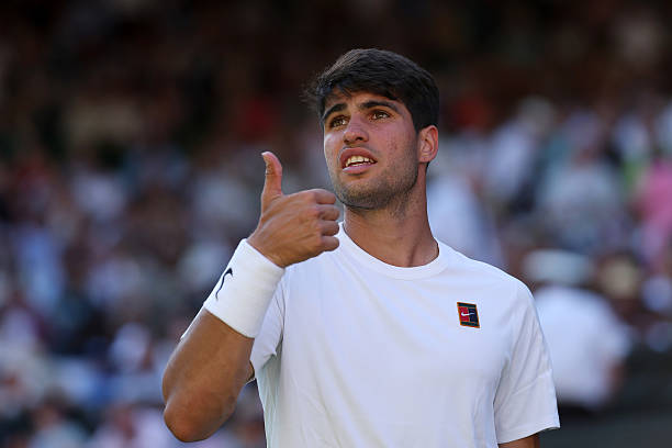 Alcaraz thắng tay vợt người Ý Fognini sau 5 set đấu ở trận ra quân tại Wimbledon 2025