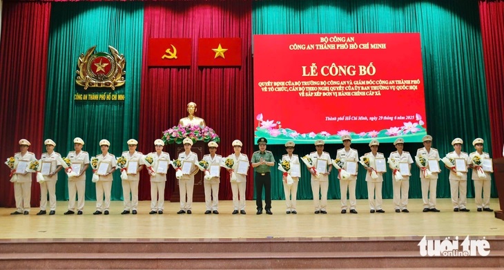 Công bố Quyết định về tổ chức bộ máy và công tác cán bộ của Công an Thành phố Hồ Chí Minh - Ảnh 1.