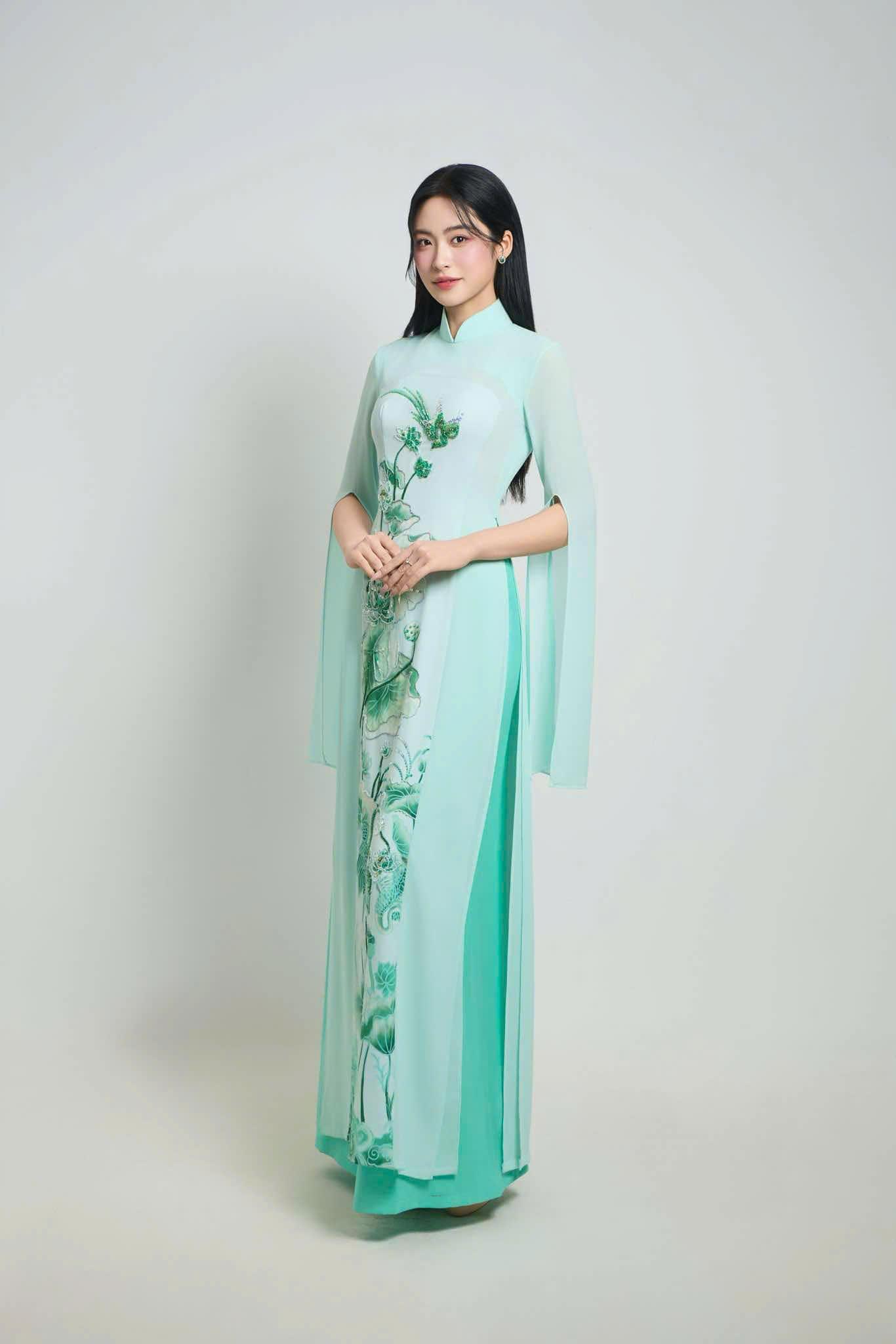 Á hậu Vân Nhi đẹp dịu dàng với áo dài của NTK Vũ Lan Anh - Ảnh 1.