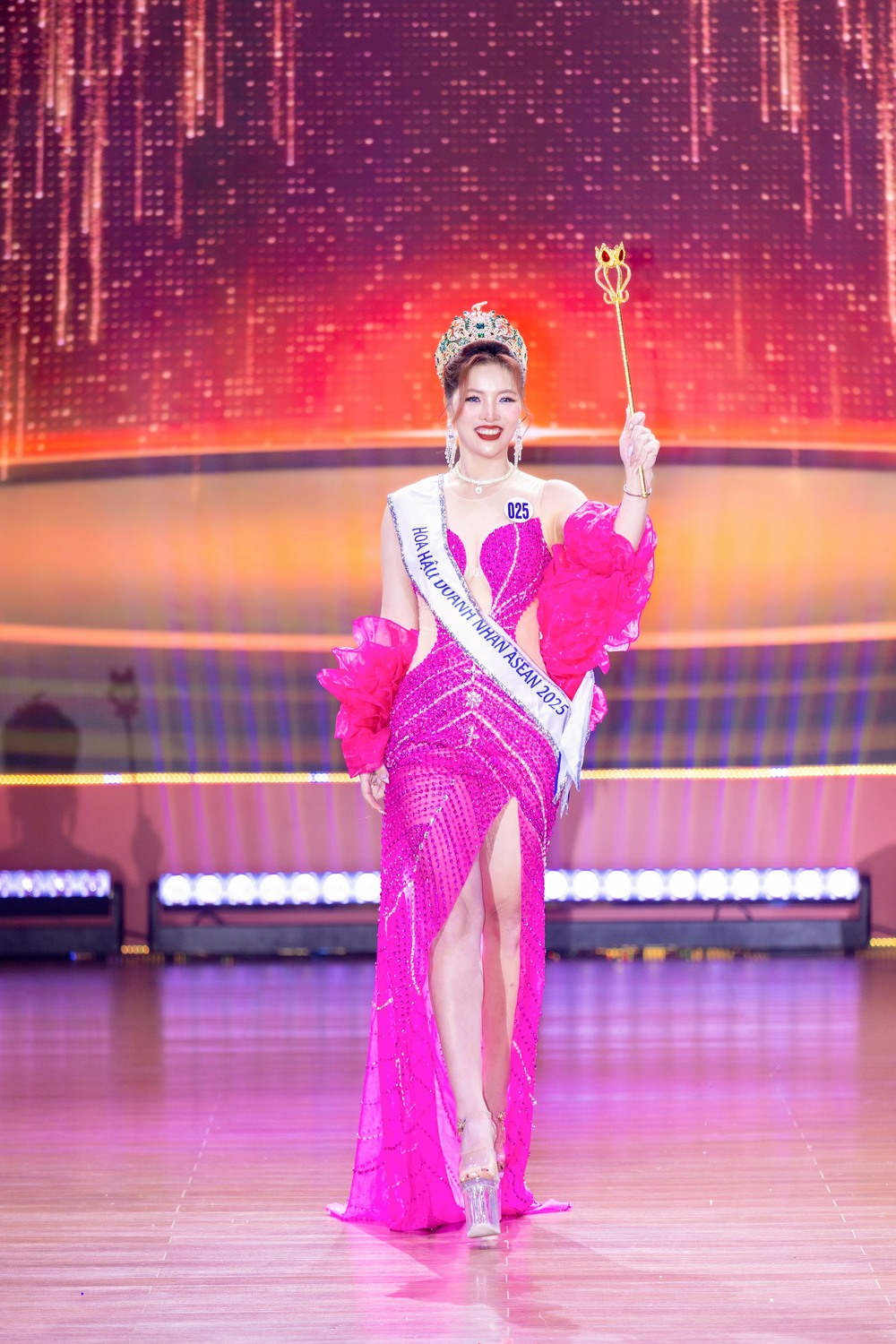 Trần Thị Thịnh - Từ nữ doanh nhân thành đạt đến biểu tượng nhan sắc Asean 2025 - Ảnh 2.