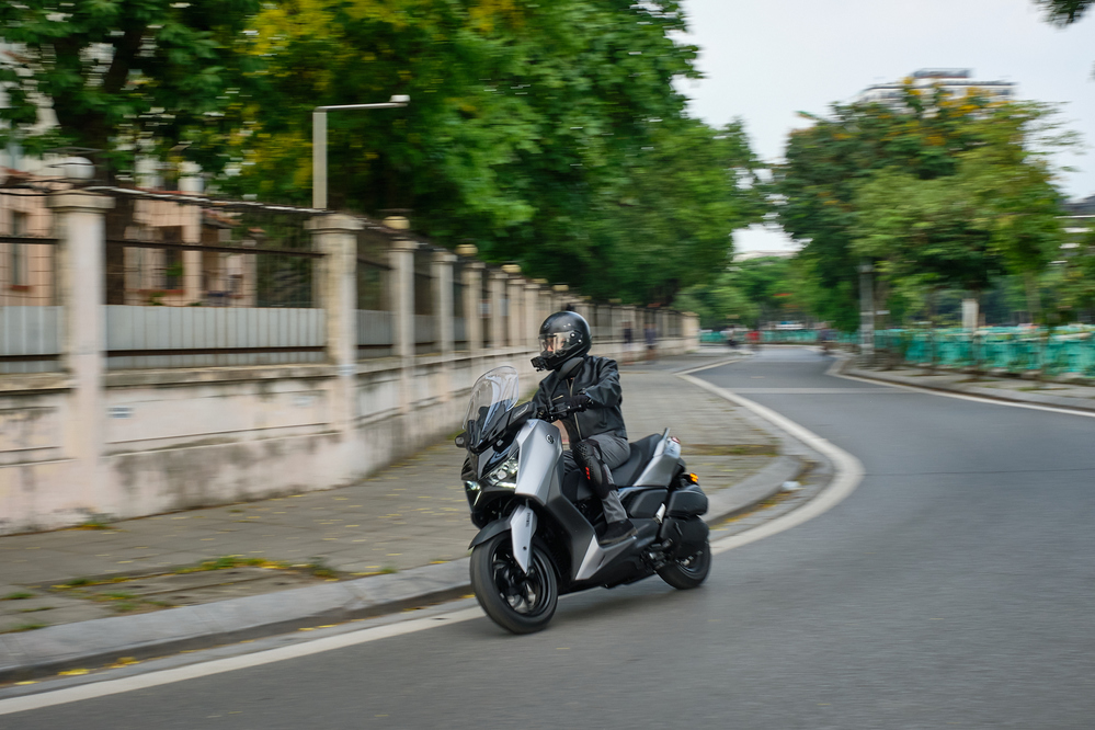 Yamaha XMAX 300 liệu có vừa đủ để đi làm, vừa ổn để đi phượt? - Ảnh 1.