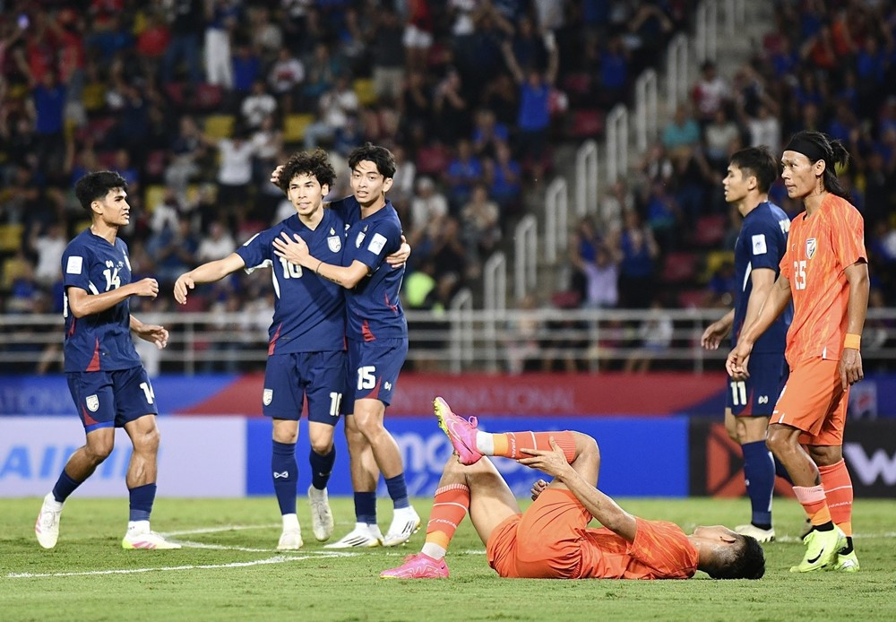 Tuyển Thái Lan gây tranh cãi lớn với pha ghi bàn ‘xấu xí’ trước thềm vòng loại Asian Cup - Ảnh 2.