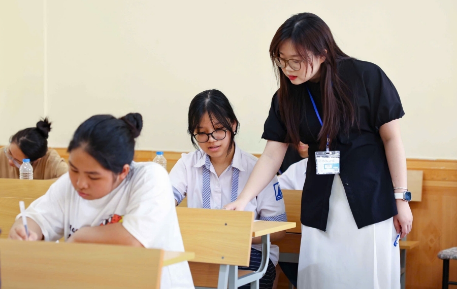 9h hôm nay (6/6), thí sinh Hà Nội làm thủ tục dự thi vào lớp 10 - Ảnh 1.