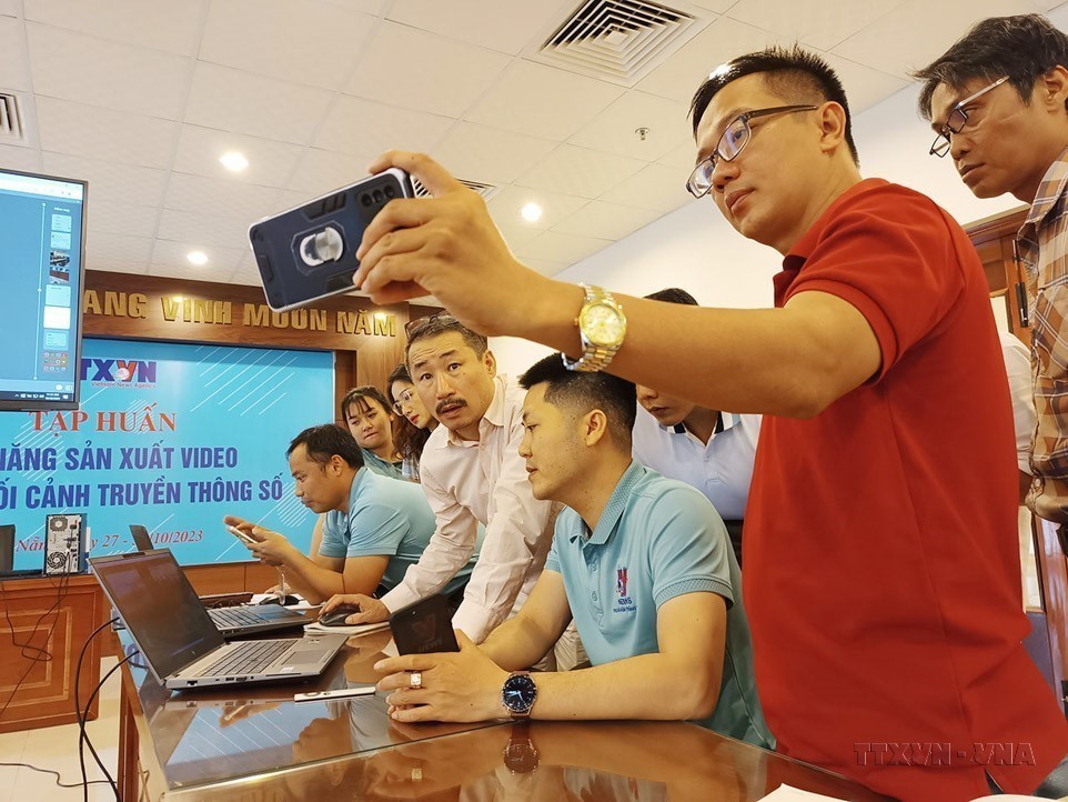 100 năm Báo chí cách mạng Việt Nam: Chân dung nhà báo - "chiến sĩ" trên "mặt trận" thông tin các thời kỳ - Ảnh 5. 100 năm Báo chí cách mạng Việt Nam: Chân dung nhà báo - "chiến sĩ" trên "mặt trận" thông tin các thời kỳ - Ảnh 5.