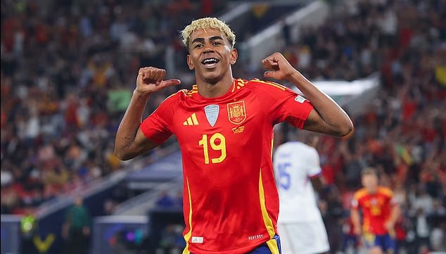 Lamine Yamal và Cristiano Ronaldo: Cuộc đối đầu 'có một không hai' tại chung kết Nations League - Ảnh 2.